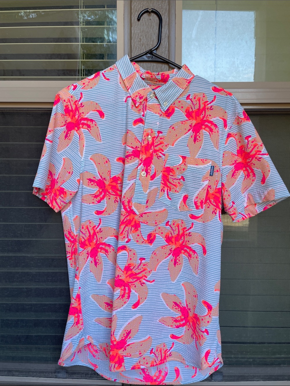 Chubbies Men’s Shirt SMALL orange pink flower blue popover seersucker stretch